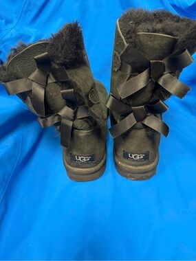 UGG Bailey Bow Black Suede Fur-Lined Ankle Boots, hardly worn, size 9